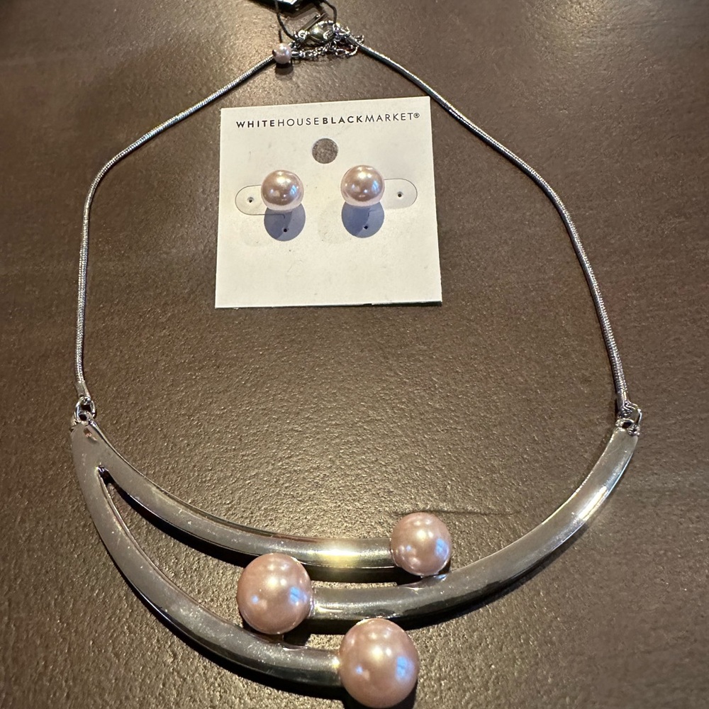 Gorgeous metal/ pearl necklace with matching earrings